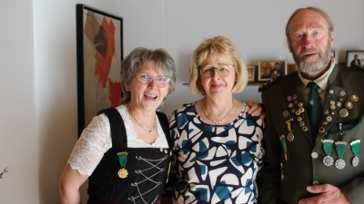 von links: zweite Kassiererin: Barbara Söhnlein, Jubilarin: Inge Ertel, erster Schützenmeister Ernst Kölbel beim Gratulieren. (Bild: Hans Siess)