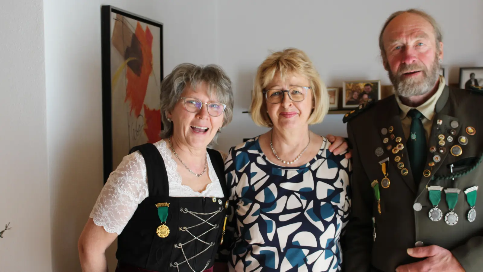 von links: zweite Kassiererin: Barbara Söhnlein, Jubilarin: Inge Ertel, erster Schützenmeister Ernst Kölbel beim Gratulieren. (Bild: Hans Siess)