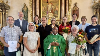 Die geehrten Ehrenamtlichen mit Pfarrer Moses Gudapati. Auf dem Bild fehlen Evi Kaa und Albert Daucher.  (Bild: Ina Piehler)