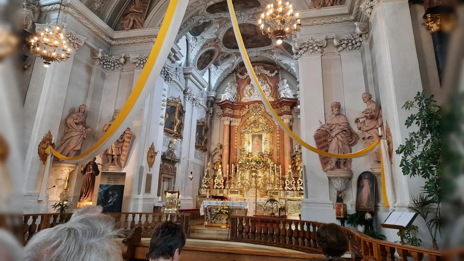 In der festlich geschmückten Bergkirche auf dem Maria-Hilfberg in Amberg feierten die Senioren einen Gottesdienst mit Pfarrer Michael Jakob (Bild: Thomas Kern)