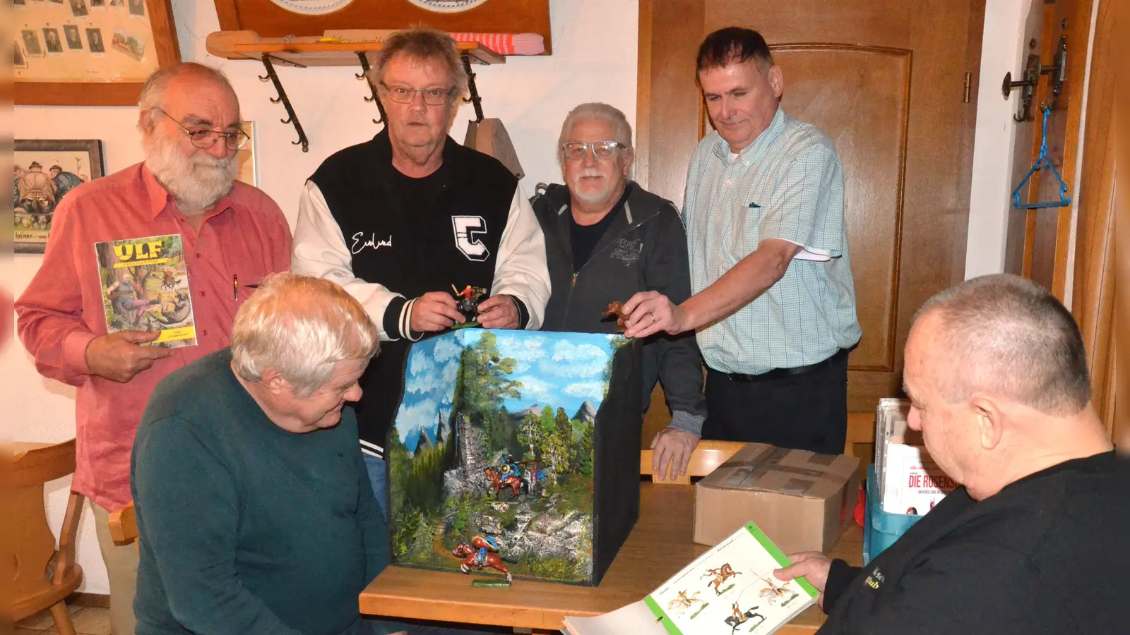 Weidens Comic-Club-Chef Ulrich Narr (2.v.r) präsentiert stolz sein kürzlich erworbenes „Falk”-Diorama.  (Bild: Helmut Kunz)