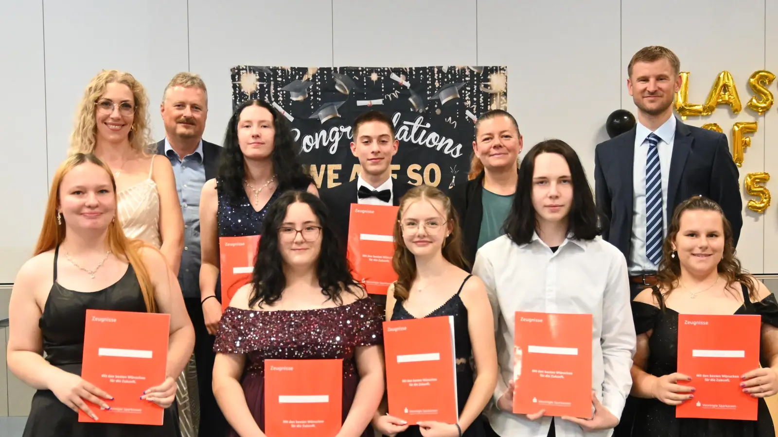 Die besten Schüler des Jahrgangs wurden ausgezeichnet: Alexandra Hütter, Julia Petters, Linda Müller, Ivan Bodarenko, Julia Meißner (erste Reihe, von links), Klassenleiterin Pia Moeller, zweiter Bürgermeister Tobias Forster, Emily Braun, Emre Tarakci, Elternbeiratsvorsitzende Nicole Bauer und Konrektor Matthias Werner. (Bild: Kerstin Kiener )