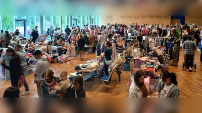 Großes Angebot und volles Haus beim Kinderbasar des Frauenbundes Neustadt/WN (Bild: Milena Ehring)