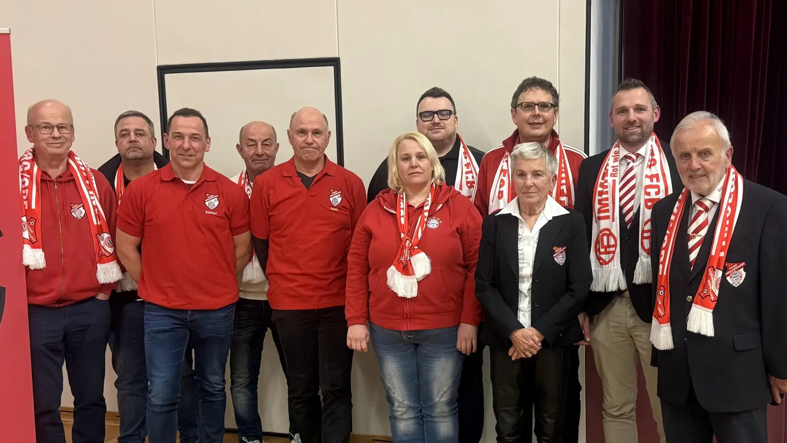 Neue Vorstandschaft v.li.n.re.; Günther Wicha, Michael Babl, Reinhard Wilhelm, Helmut Schmid, Roland Nusche, Tanja Kraus, Bernhard Wiederer, Veronika Hofmann, Gerald Scharf, Sebastian Nerger und Bernd Hofmann (Bild: Bernd Hofmann)