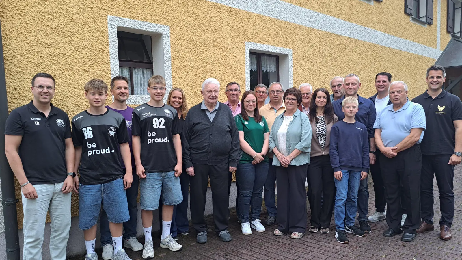 Bürgermeister Teplitzky und die Vorstandschaft des Kuratoriums zur Förderung des Sports zusammen mit den Vereinsvertretern und Leo und Emil Teplitzky (zweiter und vierter von links) sowie Patrick Pluta (vierter von rechts), die eine Förderung erhielten.  (Bild: Elfriede Weiß)