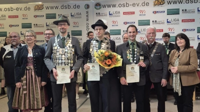 Würdevoll wurde die Königsproklamation im Leistungszentrum Pfreimd durchgeführt. Matthias Reis von den Eichelbachschützen Weihern - Stein ( dritter von rechts ) konnte zum zweiten Ritter ernannt werden. (Bild: : Stefan Gradl )