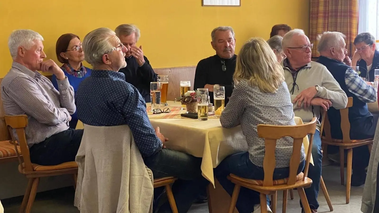 Gespannt lauschten die Mitgliedern dem letzten Jahresbericht des scheidenden Vorsitzenden Hans Pfannenstein. (Bild: Johann Pfannenstein)