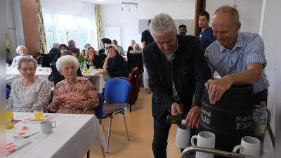 Fröhlich gestimmt waren die Besucher im Seniorenheim beim diesjährigen Oktoberfest. Perfekt das Anzapf’n des Bierfasses durch den Bürgermeister. (Bild: Fred Lehner)