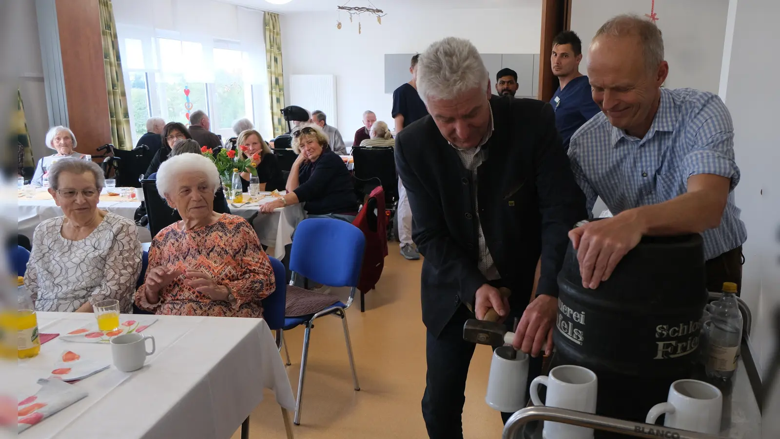 Fröhlich gestimmt waren die Besucher im Seniorenheim beim diesjährigen Oktoberfest. Perfekt das Anzapf’n des Bierfasses durch den Bürgermeister. (Bild: Fred Lehner)