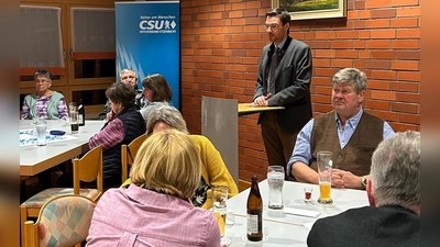 Nicht nur in den Fischen lag die Würze, auch MdL Dr. Stephan Oetzinger beschränkte seine Ansprache auf die Kürze und legte mehr wert auf das Gespräch mit den Gästen. (Bild: Ellen Feige)