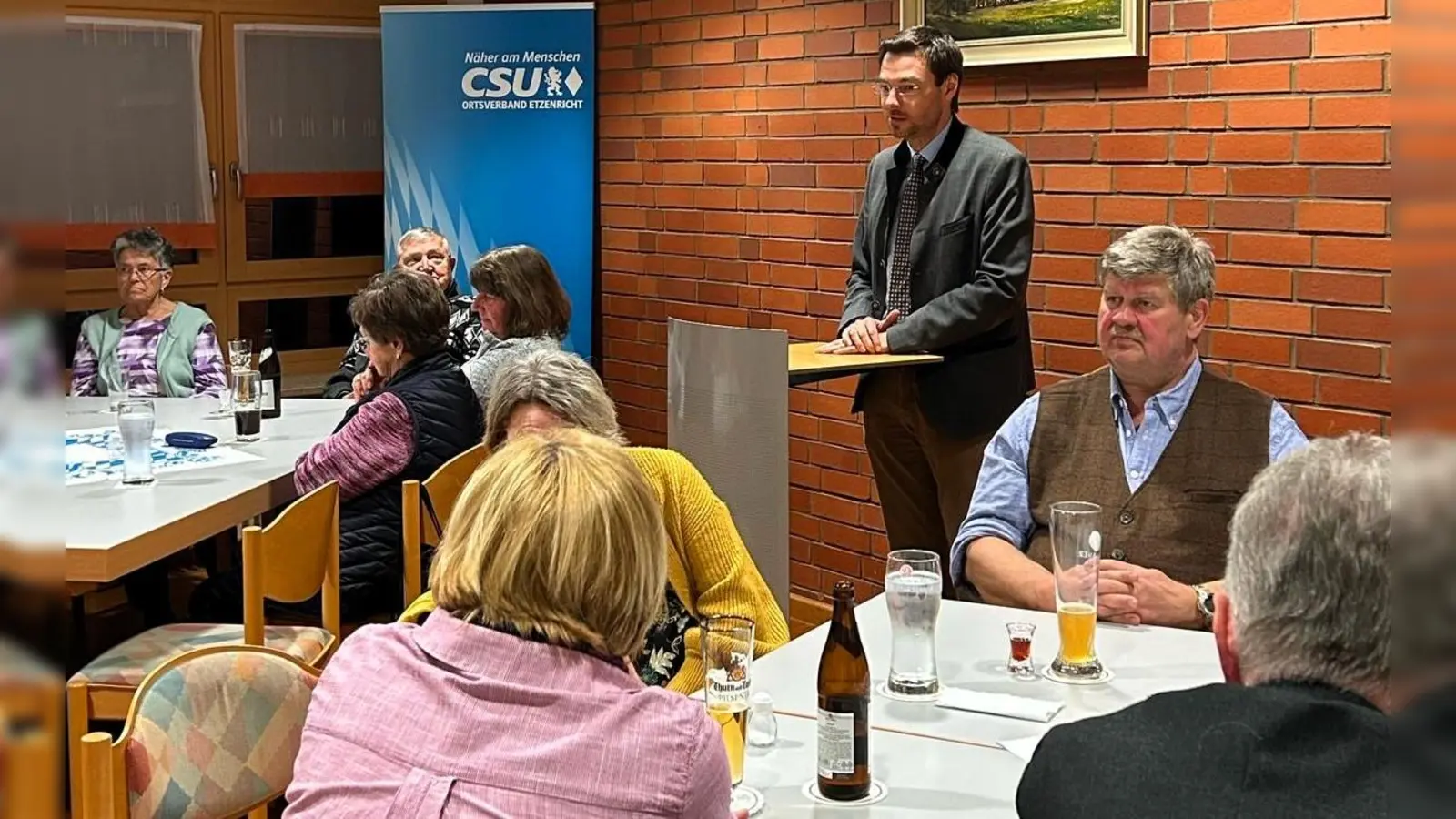 Nicht nur in den Fischen lag die Würze, auch MdL Dr. Stephan Oetzinger beschränkte seine Ansprache auf die Kürze und legte mehr wert auf das Gespräch mit den Gästen. (Bild: Ellen Feige)