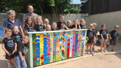 Die Vorschulkiinder mit Kiga-Leiterin Ramona Zangl und Bürgermeister Thomas Kleber. (Bild: Karl Ziegler)