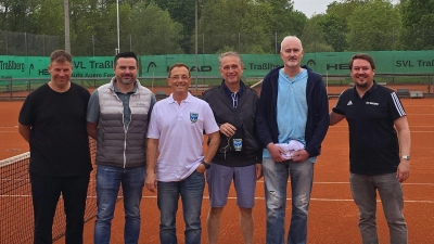 Auf dem Bild von links: Spartenleiter Tobias Bauer, Philipp West (Luitpoldhütte), Christian Gottwald (LVM), Bürgermeister Hermann Böhm, Rainer Fickenscher (LVM), Sportwart Andreas Paulus (Bild: Thomas Grabinger)