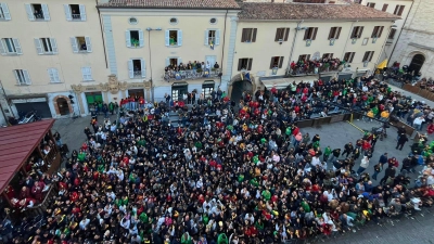 Dreh- und Angelpunkt der dreitägigen „Giochi de le Porte”: die Piazza Martiri della Libertà, direkt vor dem Rathaus. (Bild: Andreas Hofmeister)