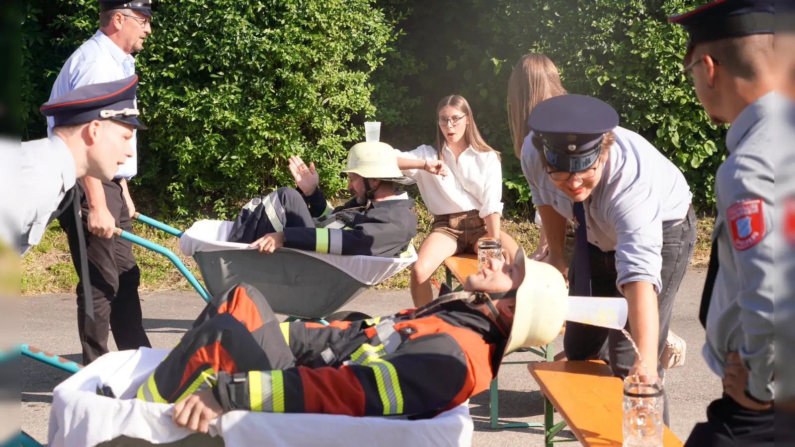 Zielwasser ist beim Patenbittenspiel gefragt: Im Vordergrund die Spielberger mit Josef „Seppe” Stangl im Schubkarren - im Hintergrund der Neudorfer Alexander Pilfusek bei voller Konzentration. (Bild: Franz Völkl)