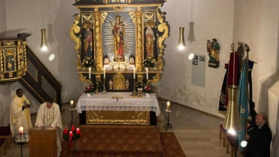 Zusammen mit Pfarrvikar Basil feierte Pfarrer Udo Klösel das Patrozinium der Kirche in Burgtreswitz. Vertreten waren dabei auch die Feuerwehr und der Soldaten- und Kriegerverein Burgtreswitz. (Bild: Hans-Josef Völkl)