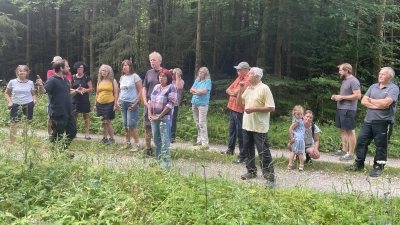 Die Teilnehmenden der Waldbegehung des Grünen Ortsverbands Sulzbach-Rosenberg informierten sich gemeinsam mit Stadträtin Gaby Mutzbauer, der 3. Bürgermeisterin Yvonne Rösel und Forstleiter Bernhard Raschka über die Folgen des Klimawandels für den Bürgerspitalwald. (Bild: Yvonne Rösel)