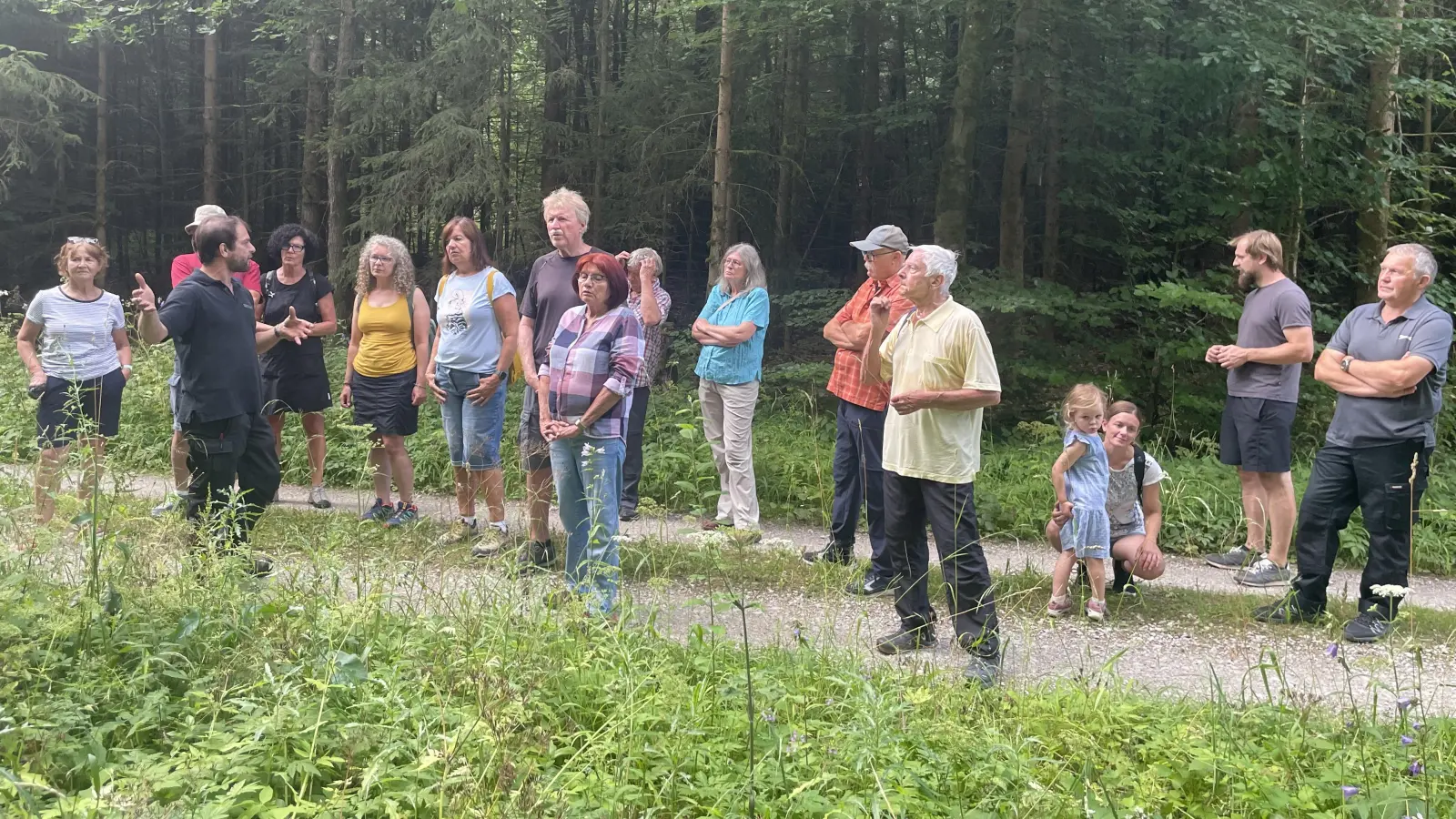 Die Teilnehmenden der Waldbegehung des Grünen Ortsverbands Sulzbach-Rosenberg informierten sich gemeinsam mit Stadträtin Gaby Mutzbauer, der 3. Bürgermeisterin Yvonne Rösel und Forstleiter Bernhard Raschka über die Folgen des Klimawandels für den Bürgerspitalwald. (Bild: Yvonne Rösel)