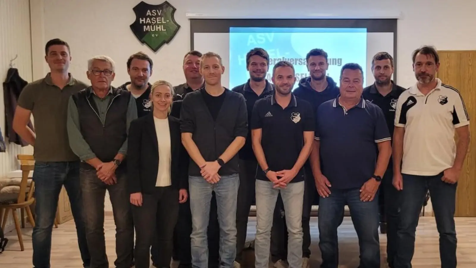 Neuer Vorstandschaft mit 2. Bürgermeisterin Elisabeth Gruber (4. v.l.)  (Bild: Peter Meier)