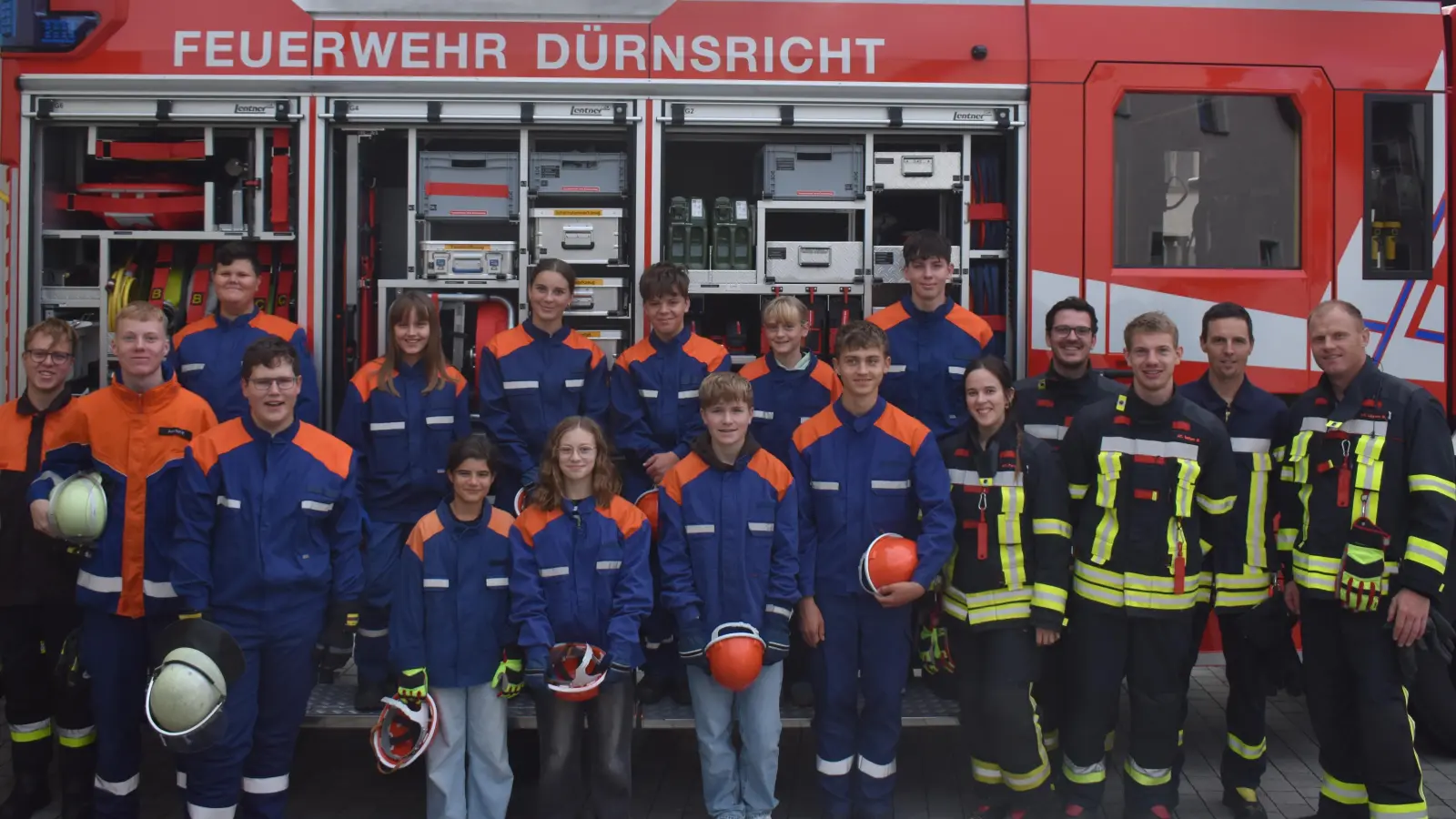 Gruppenfoto mit den neuen Jugendlichen und den Betreuern. (Bild: Florian Schießl)