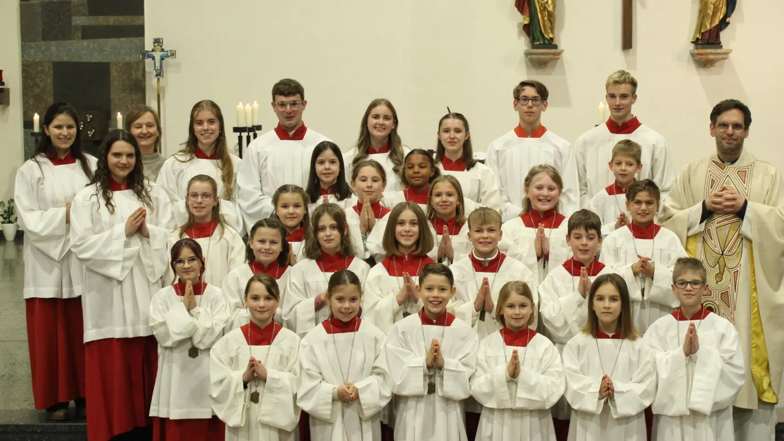 Die neu aufgenommenen Ministranten mit ihren Gruppenleitern, den Oberministranten und Seelsorgern der Pfarrei. Links im Bild Julia Nerb und Lorena Eckl, die im Gottesdienst verabschiedet wurden. (Bild: Leo Rohe)