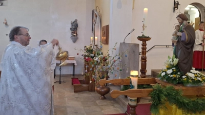 Pfarrer Thomas Stohldreier inzensiert die Figur des hl. Josef mit Weihrauch (Bild: Alfred Wulfänger)