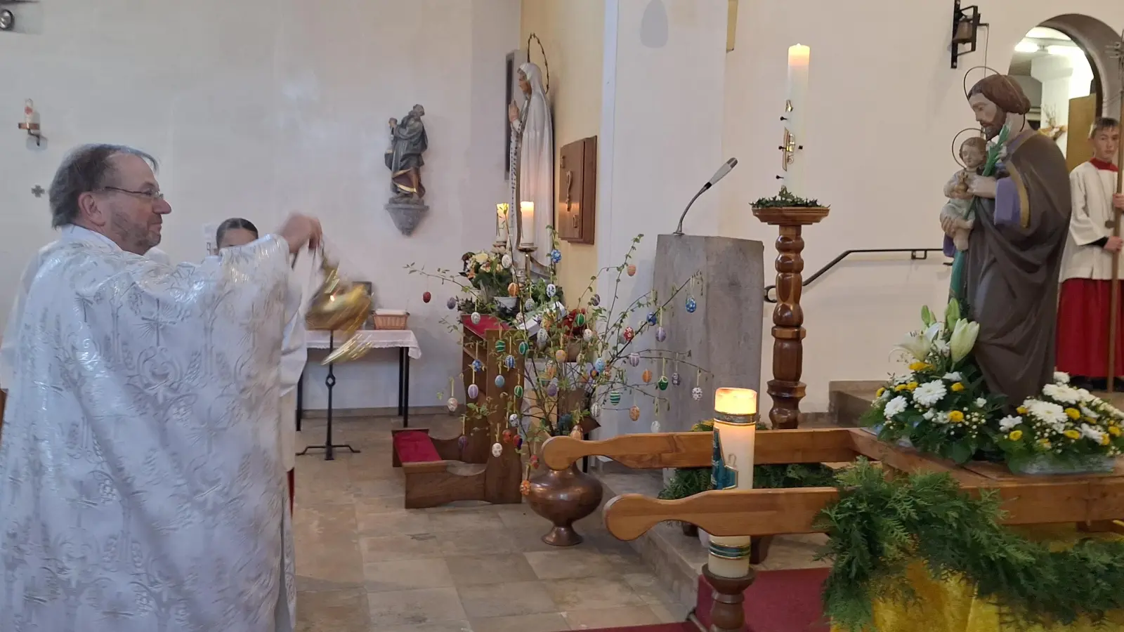 Pfarrer Thomas Stohldreier inzensiert die Figur des hl. Josef mit Weihrauch (Bild: Alfred Wulfänger)