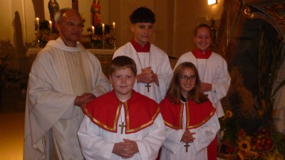 Elias Galbraith (vorne) wurde offiziell in die Ministranten-Gruppe von St.Martin aufgenommen. (Bild: Siegfried Bock)