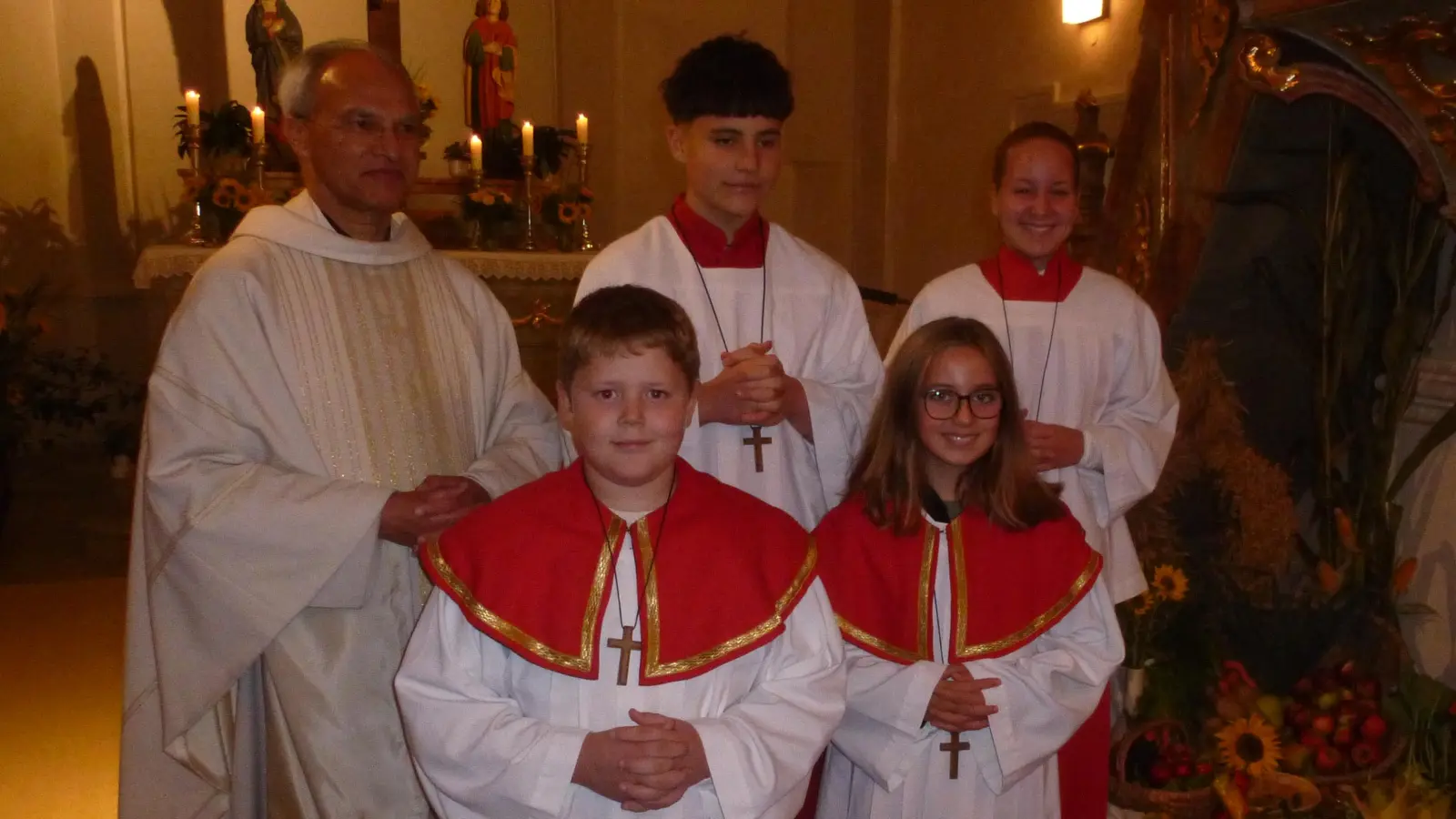 Elias Galbraith (vorne) wurde offiziell in die Ministranten-Gruppe von St.Martin aufgenommen. (Bild: Siegfried Bock)