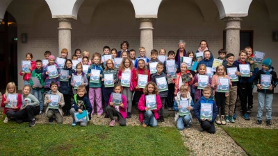Am Sommerferien-Leseclub teilnehmende Kinder mit ihren Urkunden. Im Hintergrund Märchenerzählerin Sabine Kreiner und Büchereileiterin Irmi Sittl. (Bild: Kurt F. Stangl)