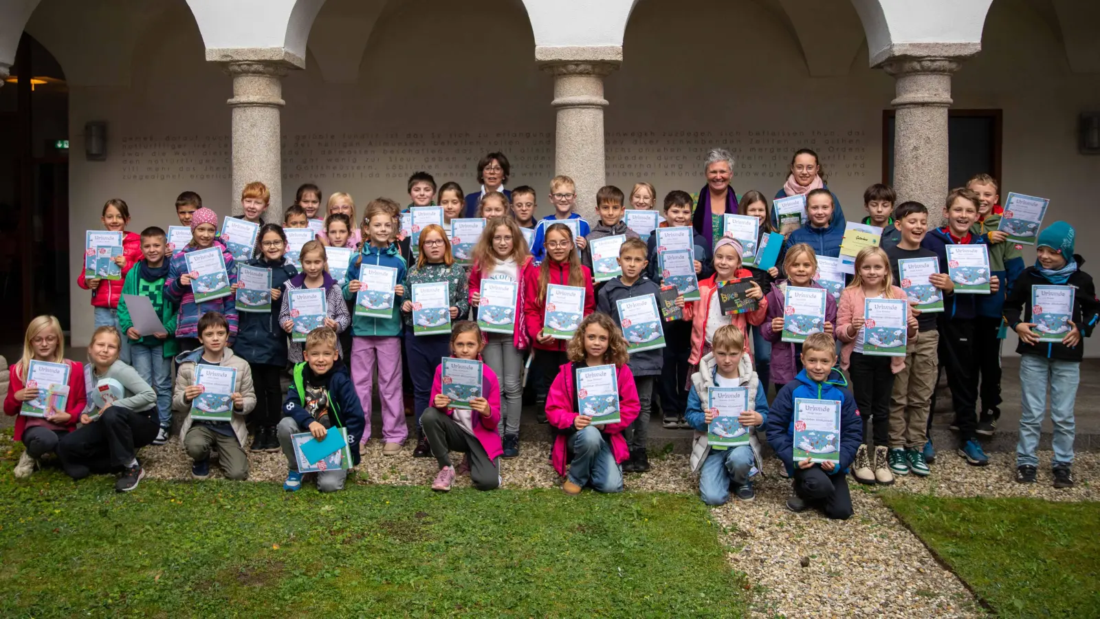 Am Sommerferien-Leseclub teilnehmende Kinder mit ihren Urkunden <br>Im Hintergrund Märchenerzählerin Sabine Kreiner und Büchereileiterin Irmi Sittl (Bild: Kurt F. Stangl)