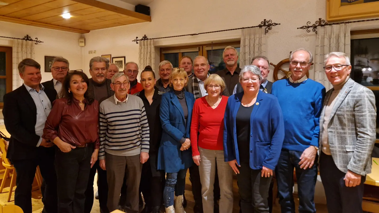 Der Vorstand des Heimatrings, Alter und Neuer Vorsitzender Heiner Vierling (5. von rechts) mit Vorstandschaft und Ehrengästen. (Bild: Heinrich Vierling)