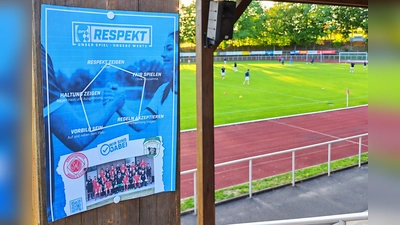 Die Mannschaften der SpVgg Wiesau und der SG Bärnau/Thanhausen setzten beim BFV-Aktionsspieltag „RESPEKT“ ein gemeinsames Zeichen für Fairness, Wertschätzung und ein respektvolles Miteinander im Amateurfußball. (Bild: Martin Höfer)