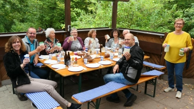 Mit einem Gurkenglas bewaffnet, wurde der Butter selbst geschüttelt  (Bild: Dieter Eberl)