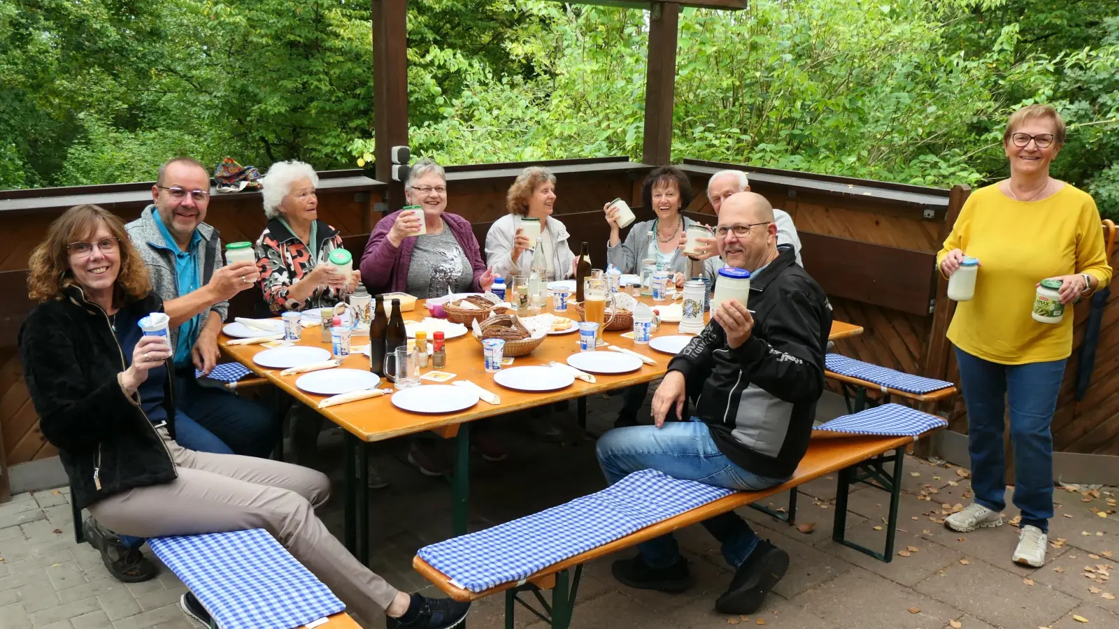 Mit einem Gurkenglas bewaffnet, wurde der Butter selbst geschüttelt  (Bild: Dieter Eberl)