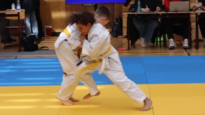 Finn Hall (vorne) zeigte vollen Einsatz bei seinem ersten offiziellen Turnier. (Bild: Susanne Schubert)