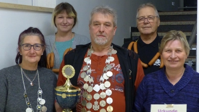 Die erfolgreichen Schützen mit der Vorstandschaft: (von links) Andrea Kaufmann, Michaela Meisel, Dietmar Banasch, Dieter Pommeranz und Claudia Schreglmann.<br> (Bild: lgc)