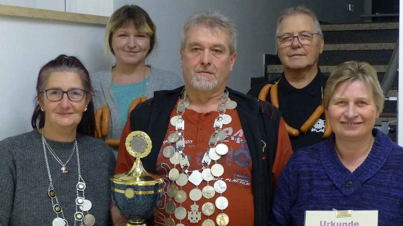 Die erfolgreichen Schützen mit der Vorstandschaft: (von links) Andrea Kaufmann, Michaela Meisel, Dietmar Banasch, Dieter Pommeranz und Claudia Schreglmann.<br> (Bild: lgc)