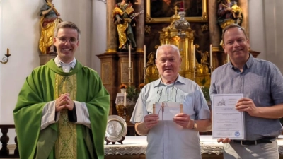 Stadtpfarrer Thomas Kopp und Kirchenpfleger Michael Kippes dankten Karl Schmid (Mitte) für 50 Jahre treuen Lektorendienst in Neustadt/WN. (Bild: Xaver Regler)