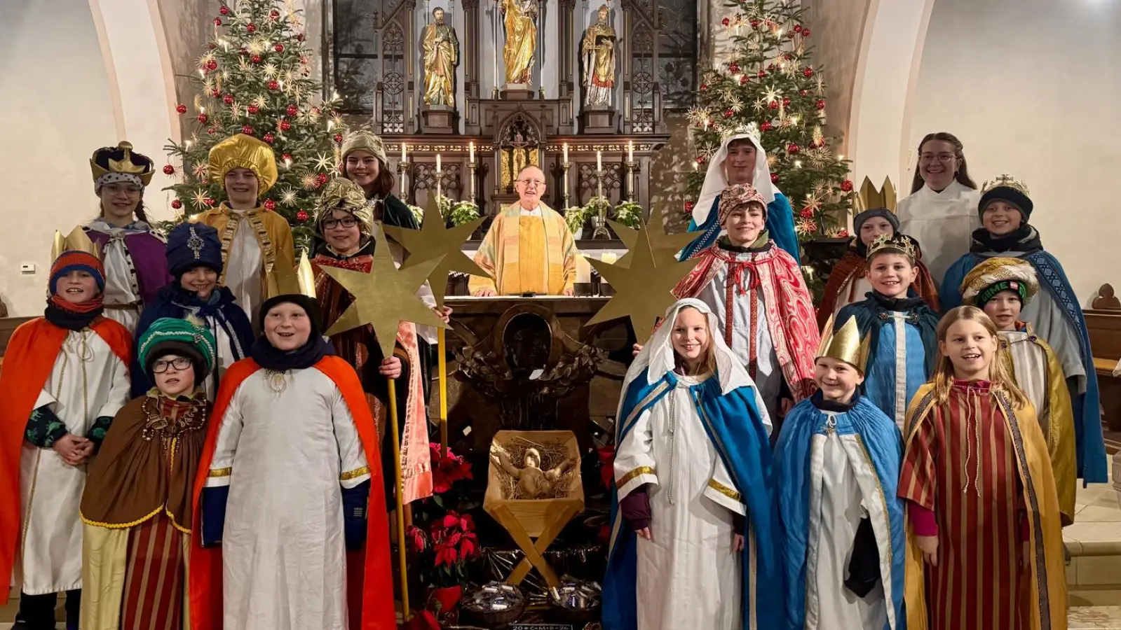 Viele Sternsinger feierten den Gottesdienst am Dreikönigstag in St. Marien mit. (Bild: Daniela Scharnagl)