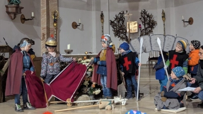 Gespannt verfolgten die kleinen Darsteller die Teilung des Mantels (Bild: Ursula Zimmermann)