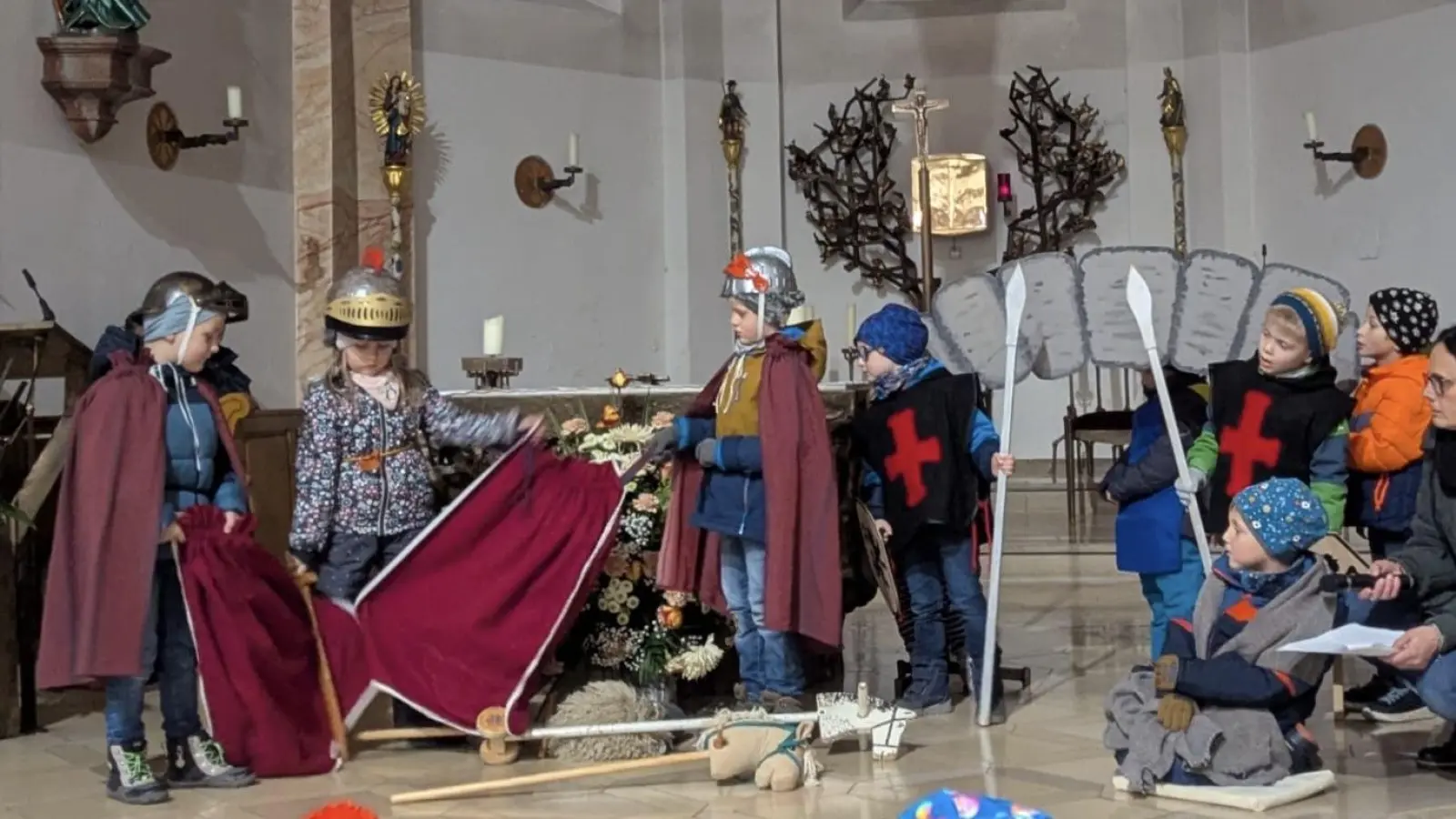 Gespannt verfolgten die kleinen Darsteller die Teilung des Mantels (Bild: Ursula Zimmermann)