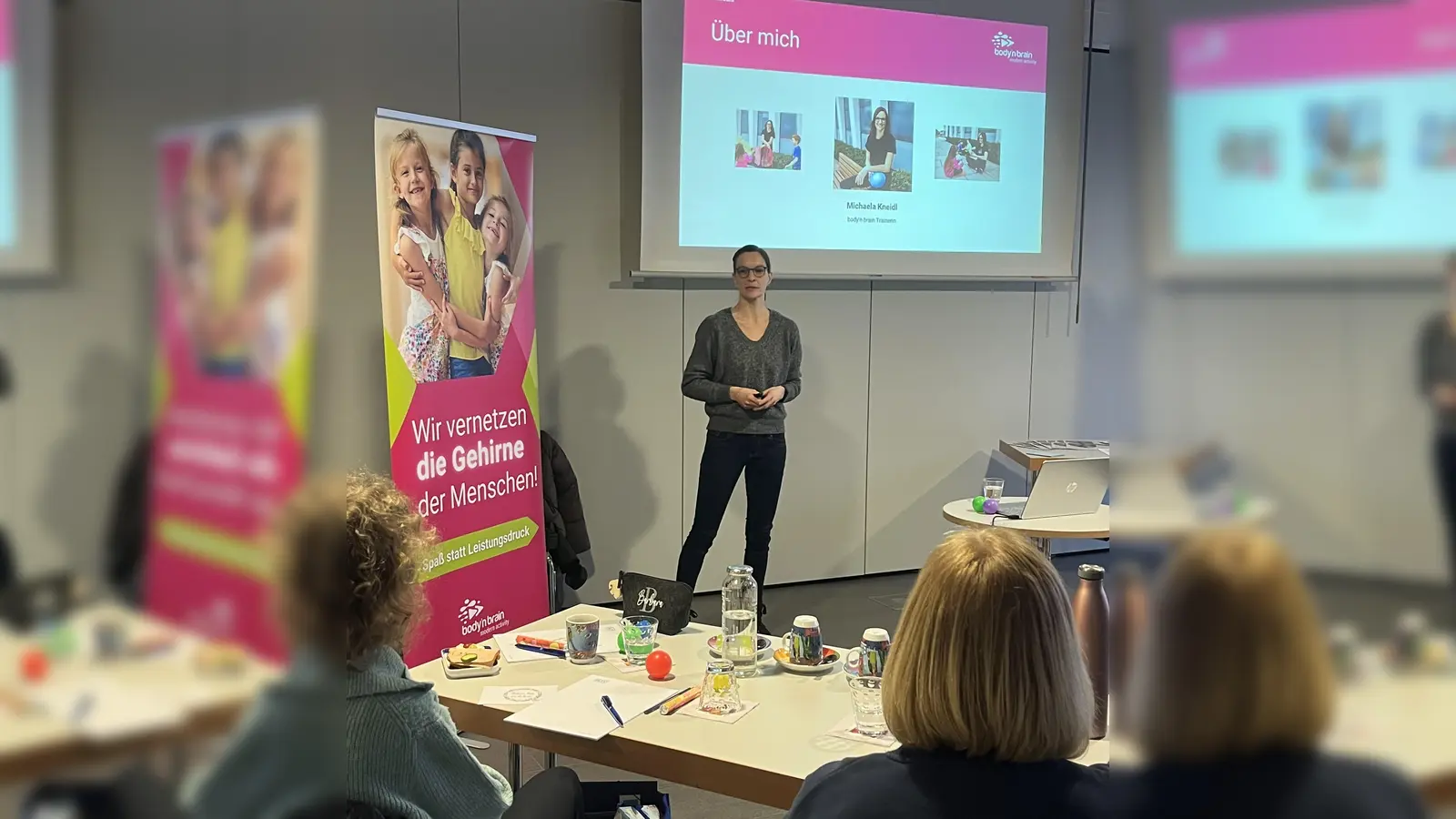 Die Referentin Michaela Kneidl gibt den Lehrkräften wichtige Tipps für ihren Schulalltag. (Bild: Armin Aichinger)