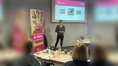 Die Referentin Michaela Kneidl gibt den Lehrkräften wichtige Tipps für ihren Schulalltag. (Bild: Armin Aichinger)