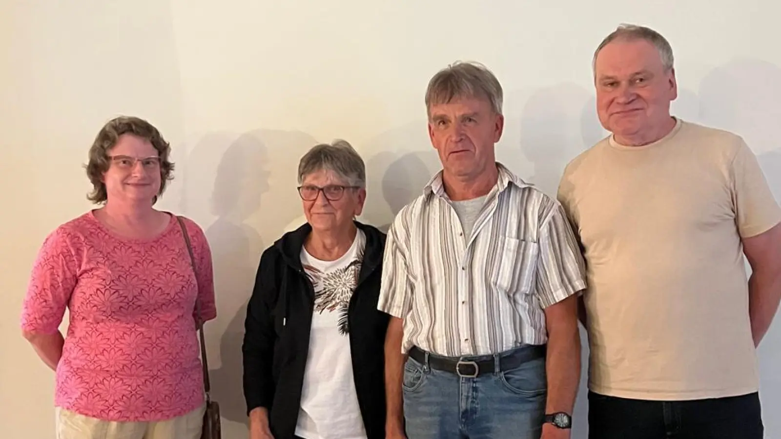 Im Bild von links nach rechts: Kassiererin Sonja Stelzl von der Kolpingsfamilie, Waltraud Burger die 20 Jahre als Kindergärtnerin im Kongo bei Pater Bodensteiner arbeitete, Referent Richard Reger, Markus Fichtner (Bild: Johann Ziegler)