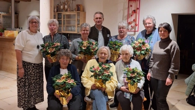 Vorn von li nach re: die Gründungsmitglieder Elisabeth Roidl, Siegrid Böhm und Gunda Nitzbon Hinten von li nach re: Erika Wölfel (1. Vorsitzende) Elke Schurz, Monika Lotter, Bürgermeister Hermann Böhm, Ingrid Roidl, Mathilde Pirner und Diana Zill (2. Vorsitzende) (Bild: Angela Wolf)