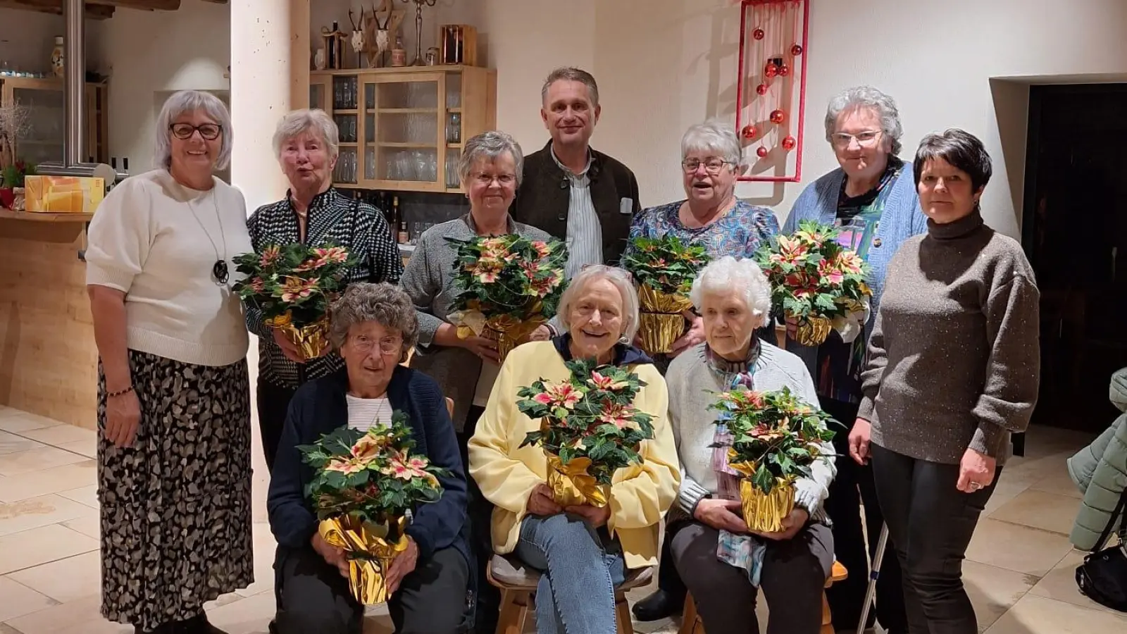 Vorn von li nach re: die Gründungsmitglieder Elisabeth Roidl, Siegrid Böhm und Gunda Nitzbon Hinten von li nach re: Erika Wölfel (1. Vorsitzende) Elke Schurz, Monika Lotter, Bürgermeister Hermann Böhm, Ingrid Roidl, Mathilde Pirner und Diana Zill (2. Vorsitzende) (Bild: Angela Wolf)