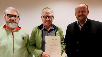 Geschäftsführer Michael Lauterbach (Bild links) und Landrat Andreas Meier (Bild rechts) zeichnen Richard Meier (Bildmitte) für seine 40-jährige Treue zur Verkehrswacht Neustadt WN aus. (Bild: Fred Lehner)