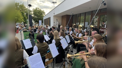 Die Musikerinnen und Musiker bei der Serenade 2023. (Bild: Musikkapelle Schwarzenfeld)