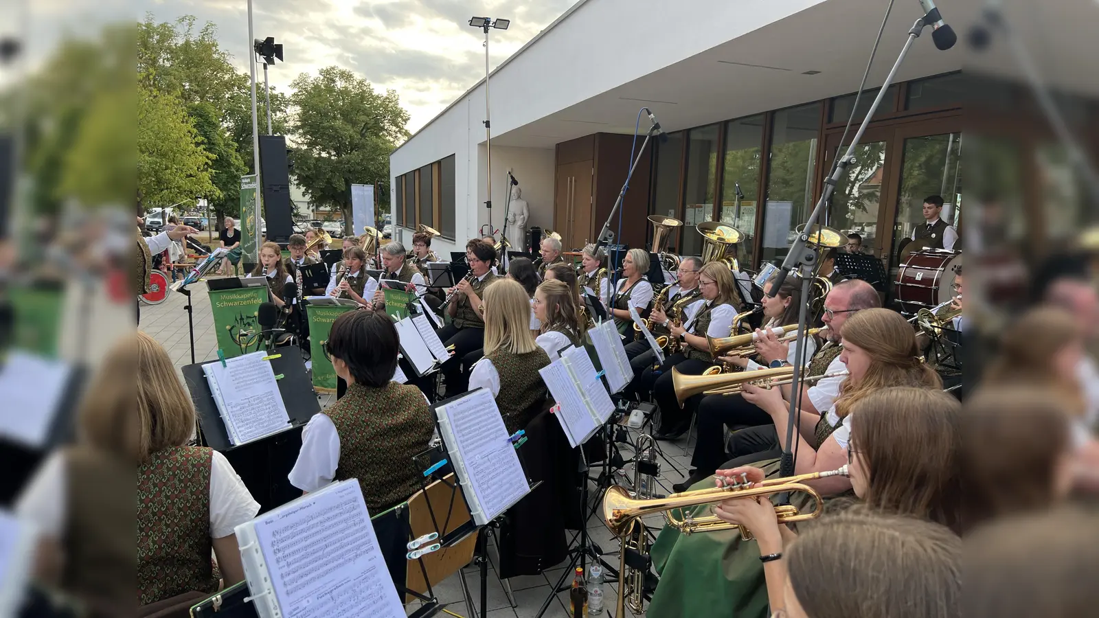 Die Musikerinnen und Musiker bei der Serenade 2023. (Bild: Musikkapelle Schwarzenfeld)